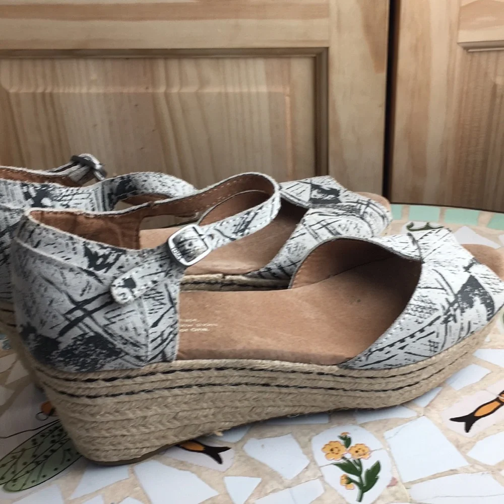 NWT Tom’s leather platform wedge